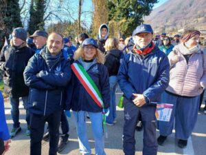 TORRE PELLICE – La fiaccola dei Giochi Mondiali Universitari Invernali Torino 2025 approda nella capitale piemontese dell’hockey su ghiaccio