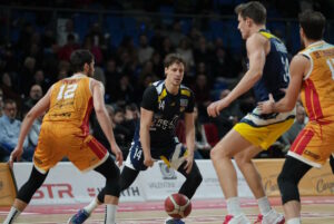 TORINO – Reale Mutua Basket beffata nel finale, cede il passo a Pesaro al supplementare
