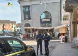 VERCELLI – Sequestrati addobbi natalizi e bigiotteria in tre negozi della Provincia