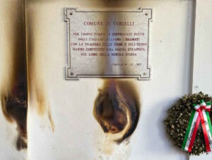 VERCELLI – Incendiate le corone d’alloro sotto la targa dei Martiri delle Foibe