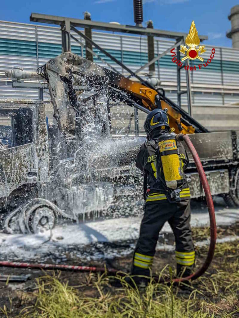 MONCALIERI – Incendio camion in Regione Freylia (FOTO) 1