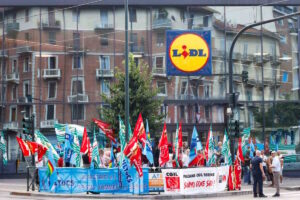 TORINO – Lidl, sciopero dei lavoratori: “Aumenta il lavoro, ma le promesse sui salari sono al palo” (FOTO)