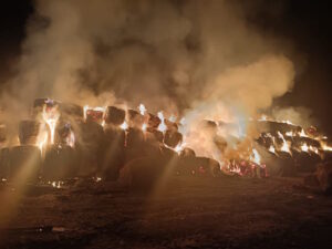 CASTAGNOLE DELLE LANZE – Gran numero di rotoballe in fiamme (FOTO)