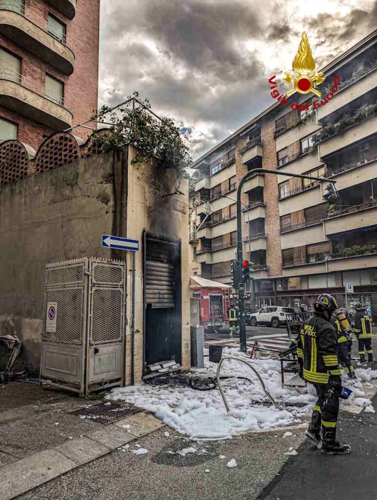 TORINO – Incendio alla gelateria di via Principi d'Acaja (FOTO) 1 TORINO – Incendio alla gelateria di via Principi d'Acaja (FOTO)