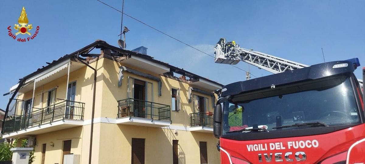l'incendio ha coinvolto il tetto di una casa in via Moncenisio a pIanezza