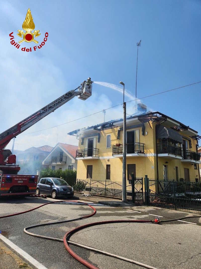 I vigili del fuoco con l'ausilio dell'autoscala hanno spento l'incendio a PIanezza