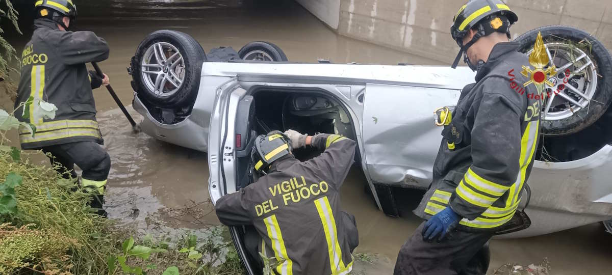 auto si ribalta nel canale ad asti intervento dei vvf