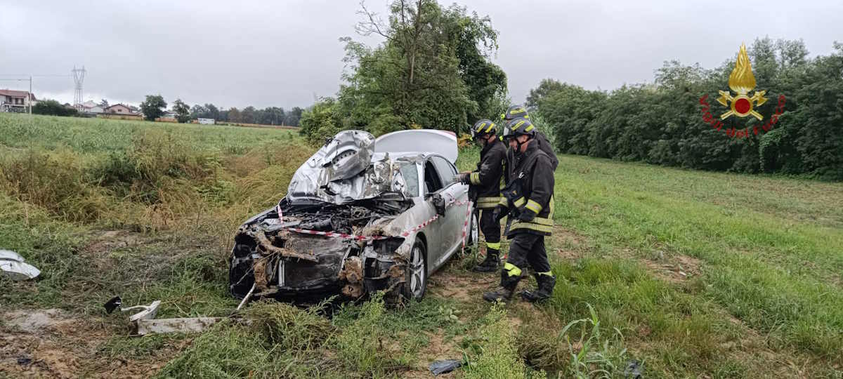 nessuno sull'auto nel canale ad asti