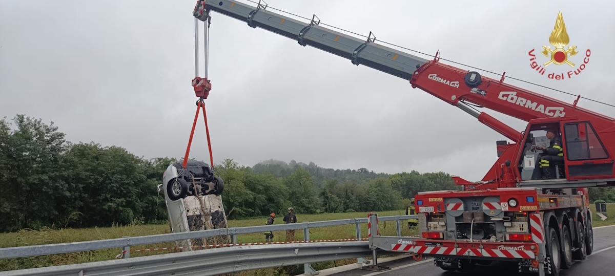 recuperata con l'autogru l'auto nel canale di asti
