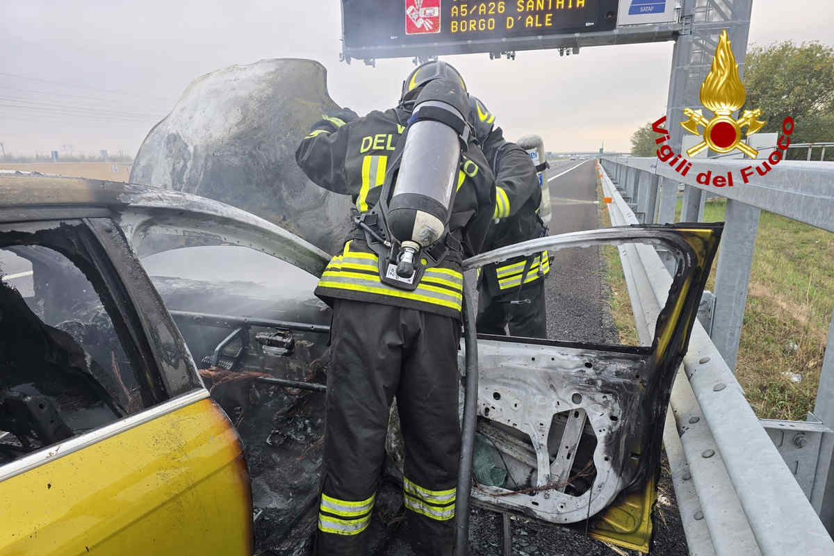 Borgo d'Ale incendio auto sull'A4